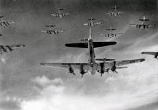 Foto ein überfliegender Bomberverband.