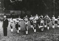 Schuurmann Musik. Mann vor musizierenden Kindern.