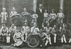 Schuurmann Musik. Gruppenfoto schwarz-weiß.