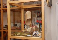 Schmugglerholzschuhe. Großer Schuh aus Holz in einer Vitrine.