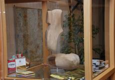 Schmugglerholzschuhe. Großer Holzschuh in einer Vitrine.