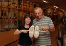 Schmugglerholzschuhe werden von zwei Menschen vorgeführt.