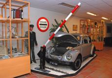 Dargestellter Grenzübergang mit Reifenkillern mit Schaufensterpuppe.