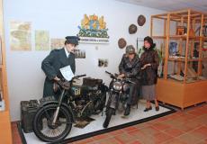 Motorräder im Grenzeinsatz. Dargestellte Szene mit Schaufesnterpuppen.