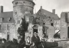 Fotografie - Die Erbprinzessin mit Nachbarskindern nach 1945.
