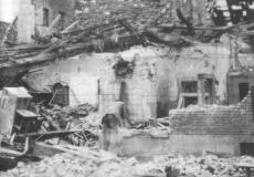 Foto zerbomte Post in Alstätte 1945.