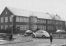 Bärbel Schmale vor ihrem Schulegebäude.
