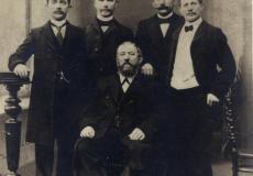 Fotografie Johann Gerhard Tönjann (sitzend) mit seinen vier Söhnen um 1900.