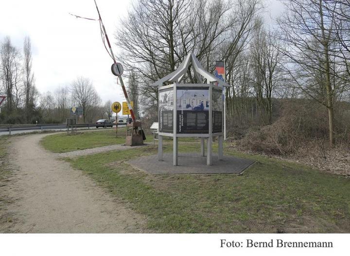 Buedeken. Aufgestellte Informationstafeln.