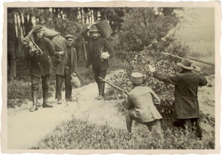 Zöllner kontrollieren vermeintliche Schmuggler. Gestellte Fotografie.