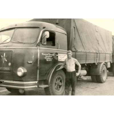 Fotografie Adi Schwinning mit Lkw 1962.