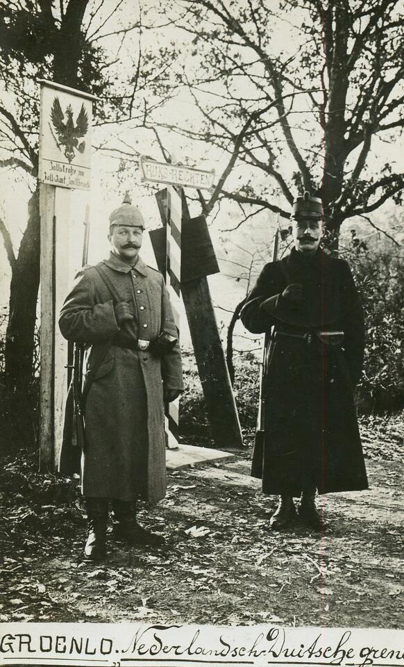 Schwarzweiß Fotografie Hendrik ten Hoopen (1882-1962) bewachtvden Grenzübergang Holterhoek-Zwillbrok 1916.