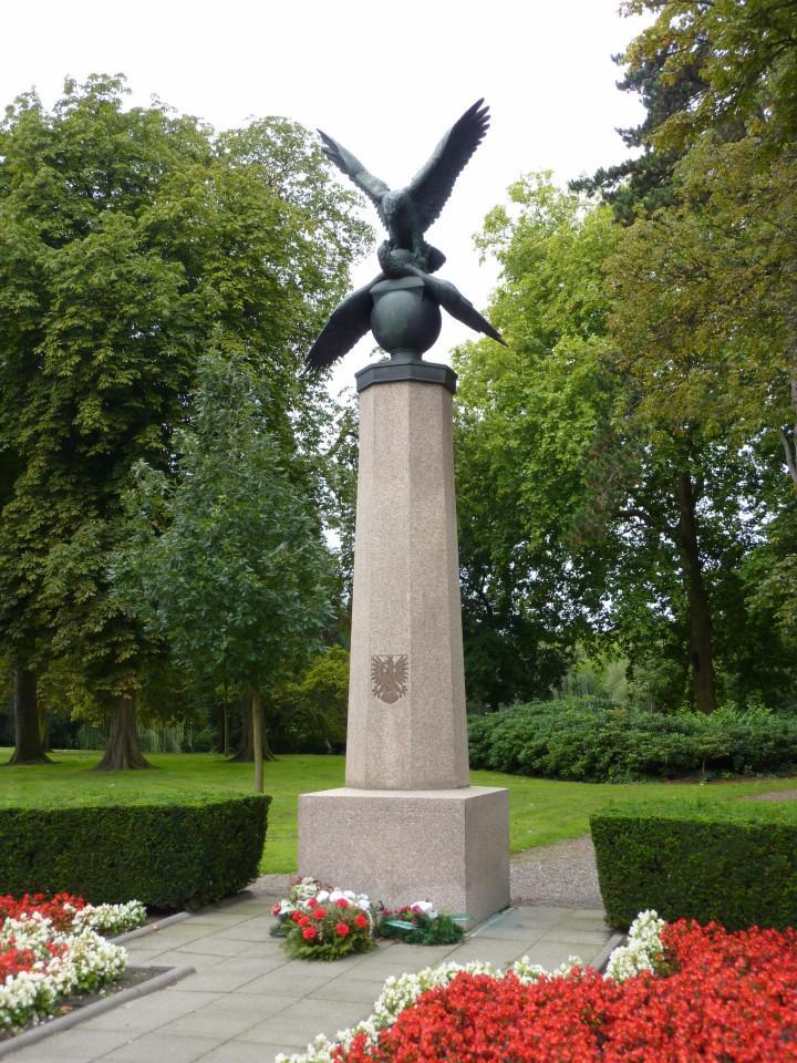 Siegessäule im Wilhelmina-Park in Breda. Der polnische Adler schlägt den deutschen Adler. (Foto: Ton Diepstraten).