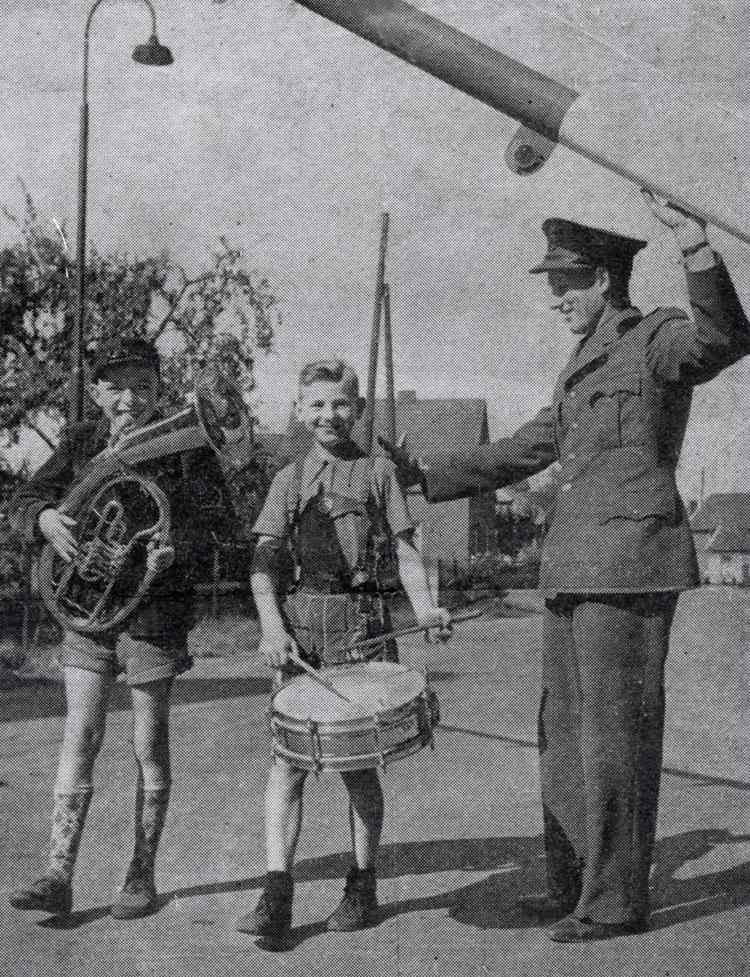 Schuurmann Musik. Mann neben musizierenden Kindern.