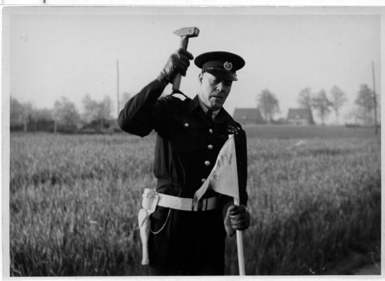 Fotografie Festlegung des neuen Grenzverlaufs an der Brueggenhuette.
