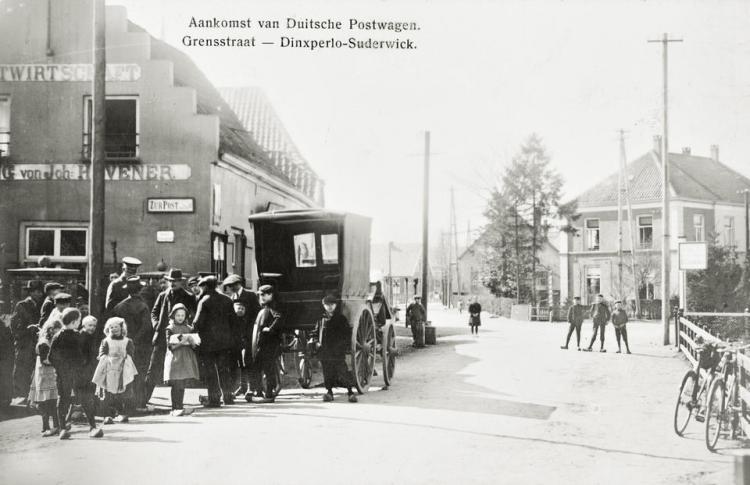 Ankunft der Postkutsche um 1900.